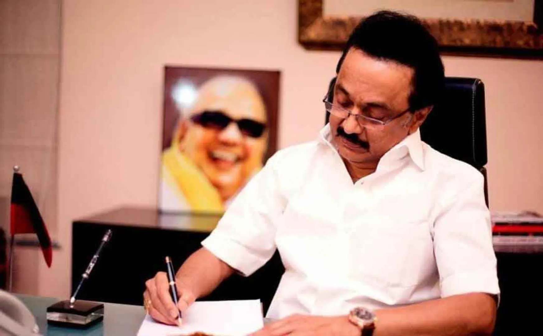 விருதுநகர் மாவட்டம் ஸ்ரீவில்லிபுத்தூர்  to மதுரை தேசிய நெடுஞ்சாலையில் அழகாபுரி அருகே பாறைப்பட்டி பகுதியில் 2  இருசக்கர வாகனம் நேருக்கு நேர் மோதிக் கொண்ட விபத்தில் காவலர் கார்த்திக் பாண்டியன் உட்பட 3 பேர் சம்பவ இடத்திலேயே உயிரிழப்பு. ஒருவர்  ஆபத்தான நிலையில் மருத்துவமனையில் அனுமதி.   காவலர் கார்த்திக் பாண்டியன் நத்தம்பட்டி காவல் நிலையத்தில் பணிபுரிந்து வருகிறார்.